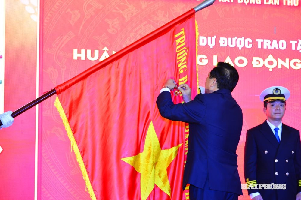 Thừa ủy quyền của Chủ tịch nước, Bộ trưởng Bộ Xây dựng Trần Hồng Minh trao Huân chương Lao động hạng Nhất cho Trường Đại học Hàng hải Việt Nam