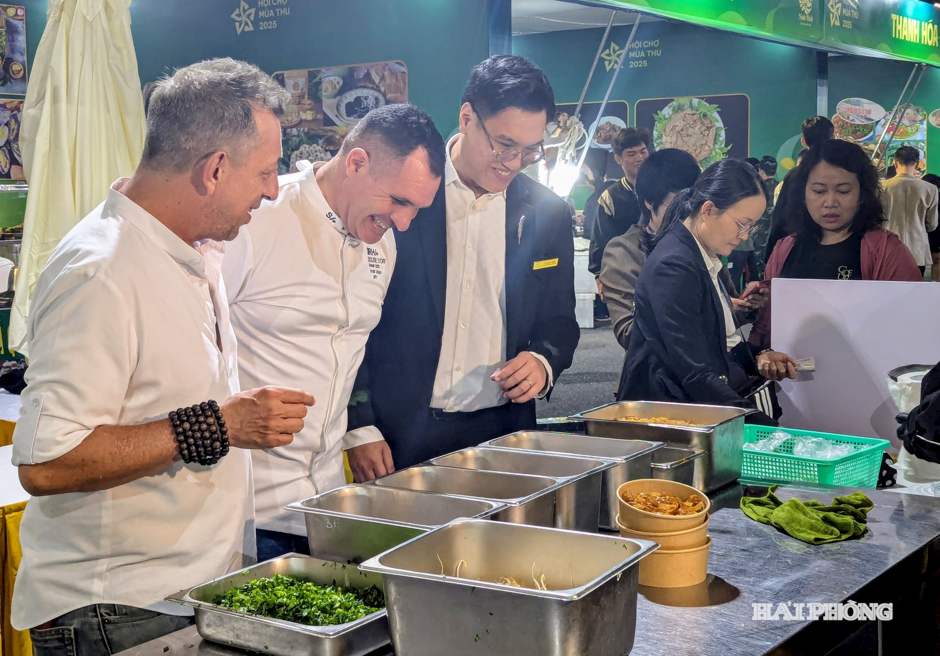 ភ្ញៀវទេសចរណ៍ជាតិ និងអន្តរជាតិរីករាយទស្សនាស្តង់ទីក្រុង Hai Phong ក្នុងពិធីបុណ្យអាហារ Thu My Vi