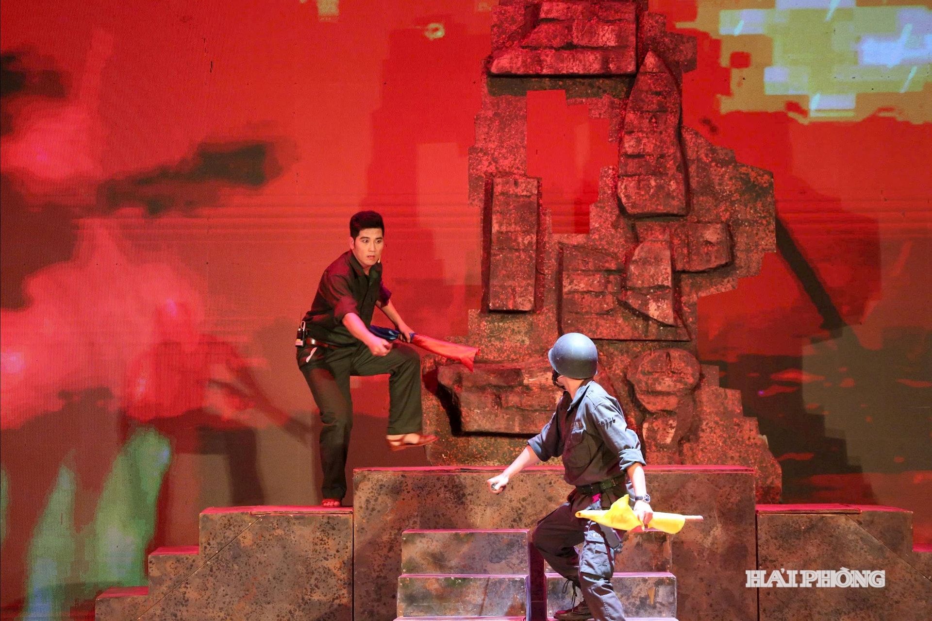 រឿង Red Rain មានភាពទាក់ទាញដូចការងារដែលមានឈ្មោះដូចគ្នាក្នុងវិស័យភាពយន្ត និងរឿងភាគ។