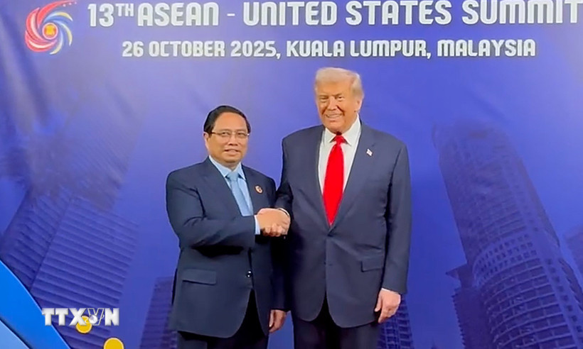 Thủ tướng Phạm Minh Chính gặp Tổng thống Hoa Kỳ Donald Trump tại Hội nghị Cấp cao ASEAN-Hoa Kỳ lần thứ 13. (Ảnh: TTXVN phát)