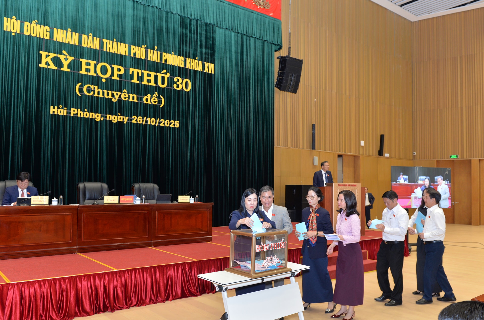 Các đại biểu bỏ phiếu bầu nhân sự tại kỳ họp