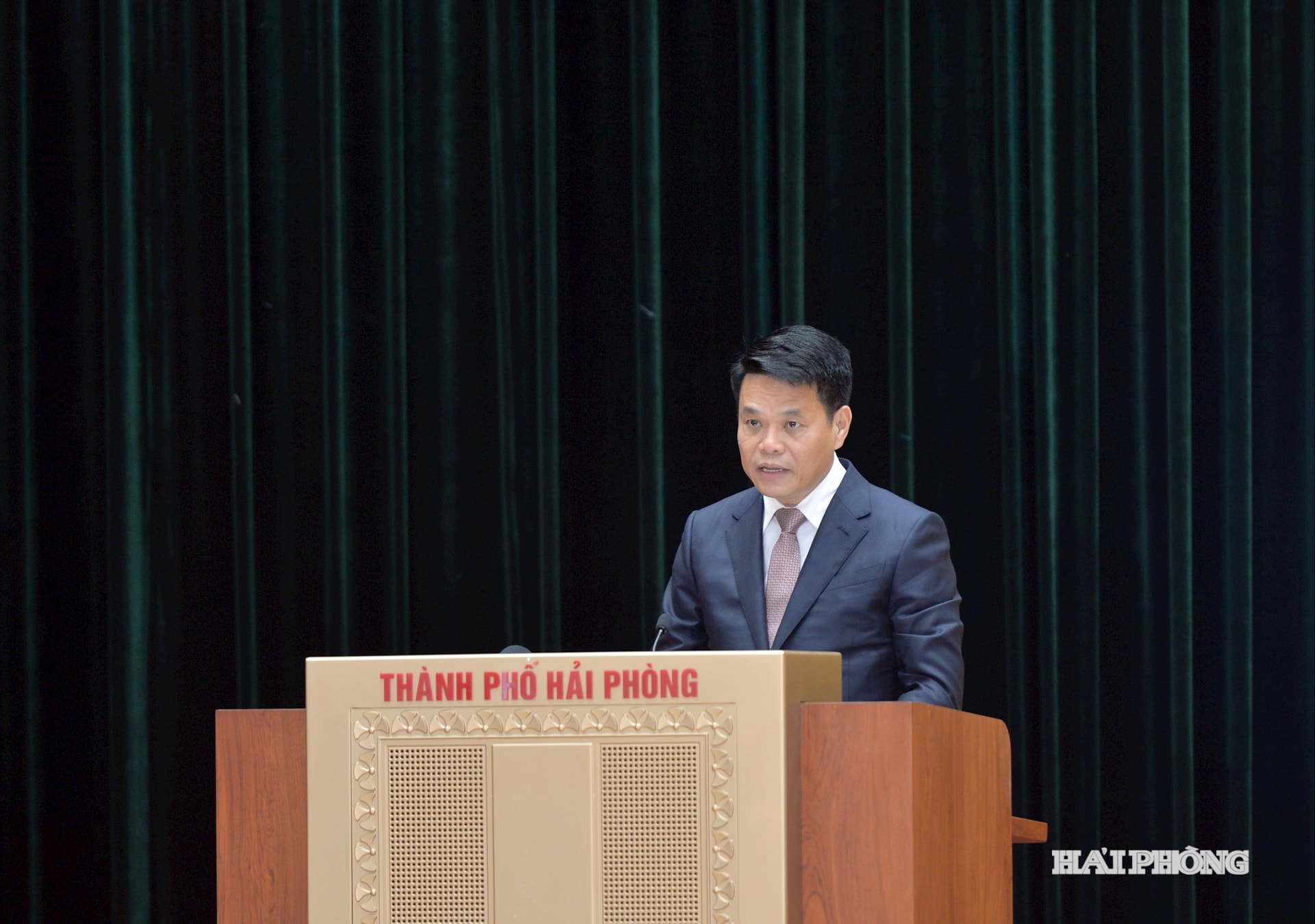 Đồng chí Lê Ngọc Châu, Phó bí thư Thành ủy, Chủ tịch UBND thành phố đọc tờ trình nhân sự tại kỳ họp.