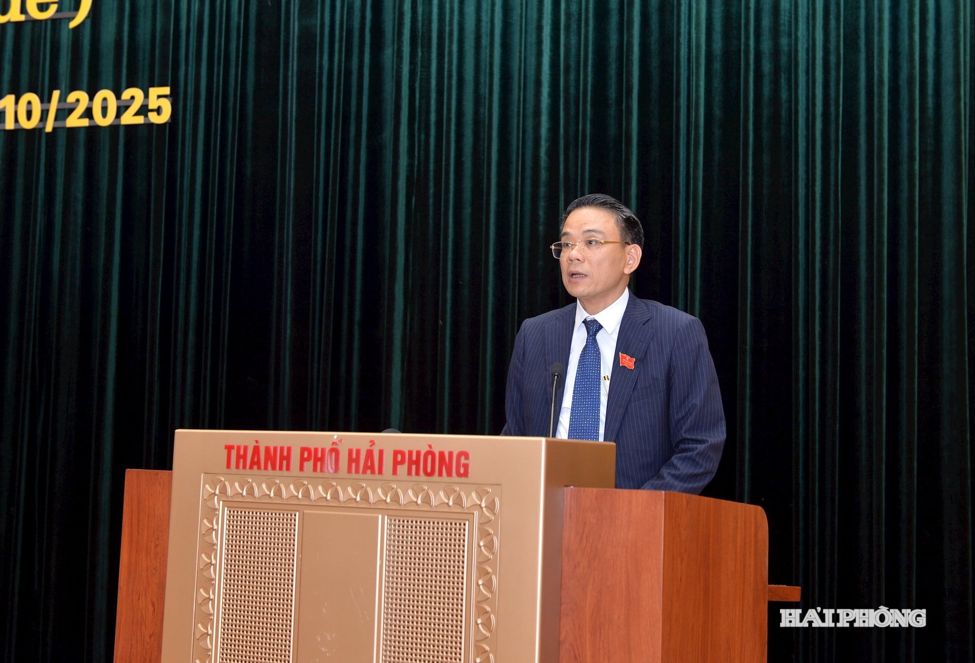 Đồng chí Phạm Quốc Ka, Trưởng Ban pháp chế Hội đồng nhân dân thành phố báo cáo thẩm tra các nội dung trình kỳ họp