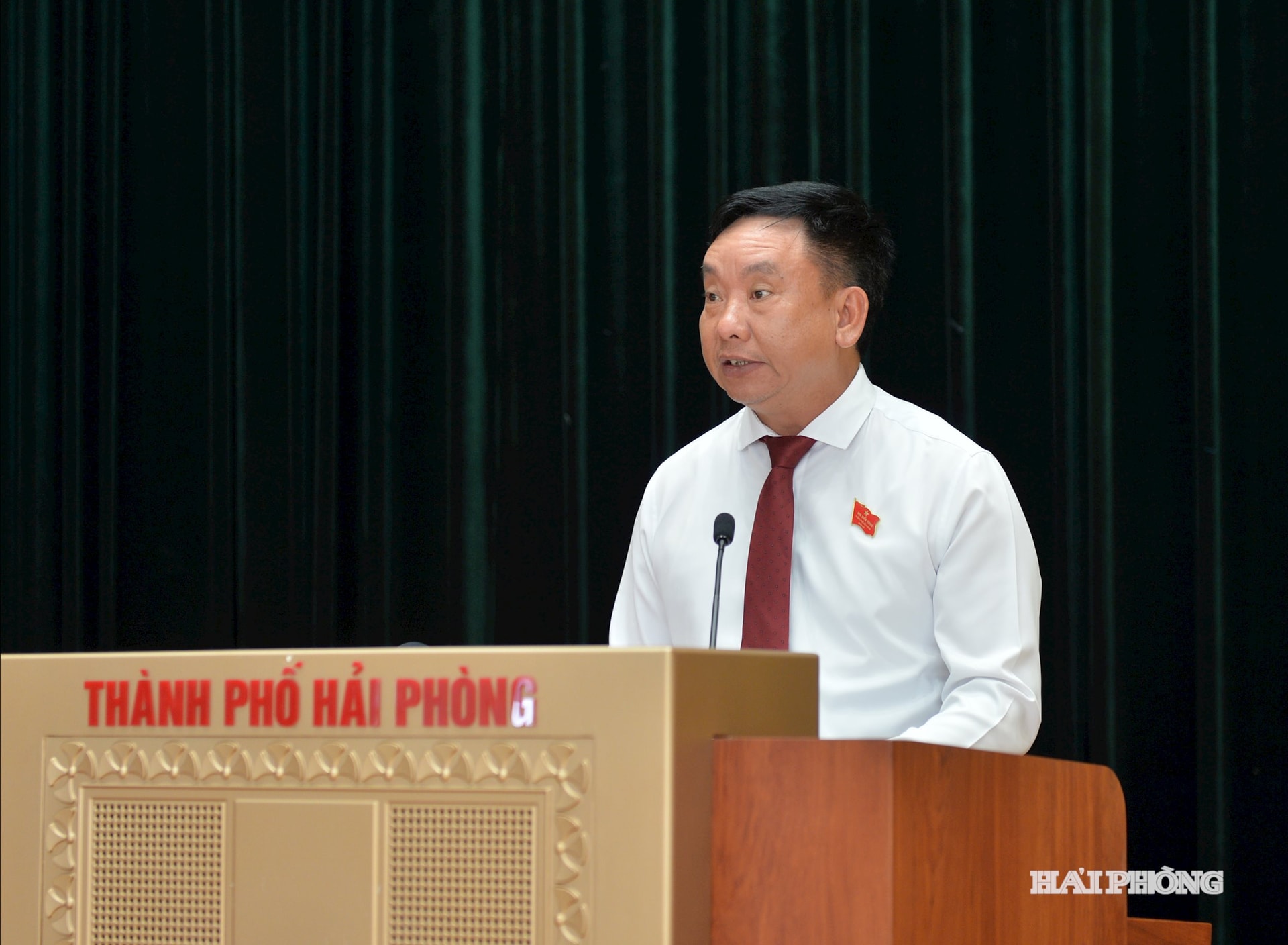 Đồng chí Trần Văn Quân, Phó chủ tịch UBND thành phố trình bày các nội dung tờ trình trình kỳ họp