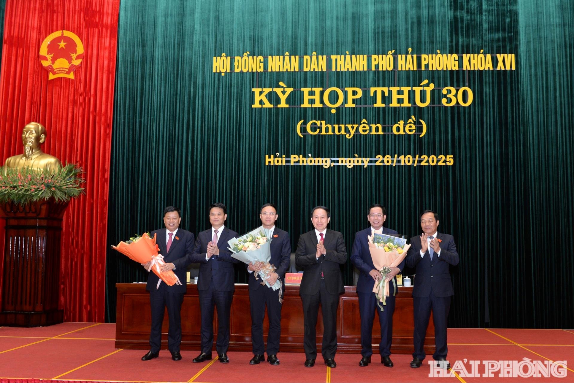 Các đồng chí: Lê Tiến Châu, Ủy viên Trung ương Đảng, Bí thư Thành ủy, Trưởng đoàn Đại biểu Quốc hội thành phố Hải Phòng; Lê Ngọc Châu, Phó bí thư Thành ủy, Chủ tịch UBND thành phố; Lê Văn Hiệu, Phó bí thư Thành ủy, Chủ tịch HĐND thành phố tặng hoa chúc mừng các đồng chí được bầu tại kỳ họp