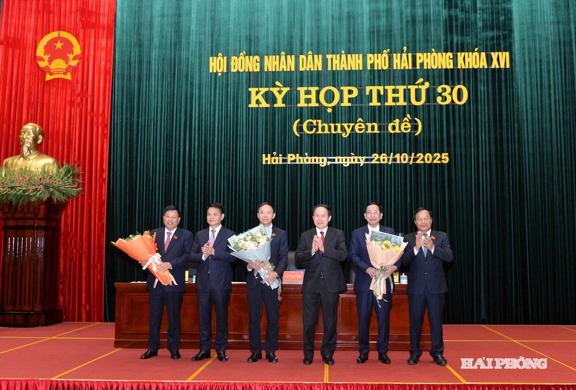 Các đồng chí: Lê Tiến Châu, Ủy viên Trung ương Đảng, Bí thư Thành ủy, Trưởng Đoàn đại biểu Quốc hội thành phố Hải Phòng; Lê Ngọc Châu, Phó bí thư Thành ủy, Chủ tịch UBND thành phố; Lê Văn Hiệu, Phó bí thư Thành ủy, Chủ tịch HĐND thành phố chúc mừng các đồng chí được bầu tại kỳ họp.