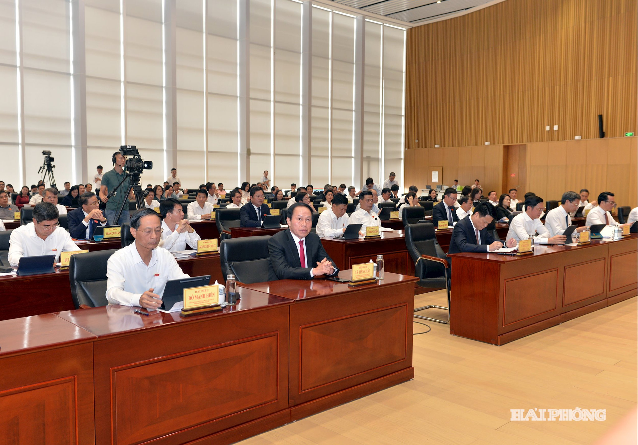 Các đại biểu dự kỳ họp