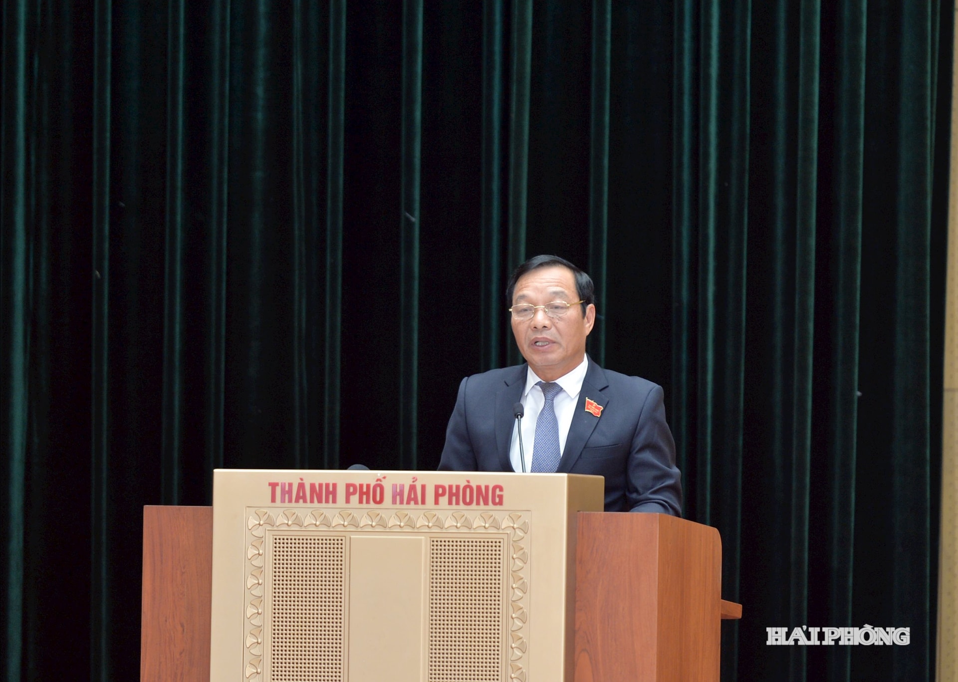 Đồng chí Lê Văn Hiệu, Phó bí thư Thành ủy, Chủ tịch Hội đồng nhân dân thành phố phát biểu khai mạc kỳ họp