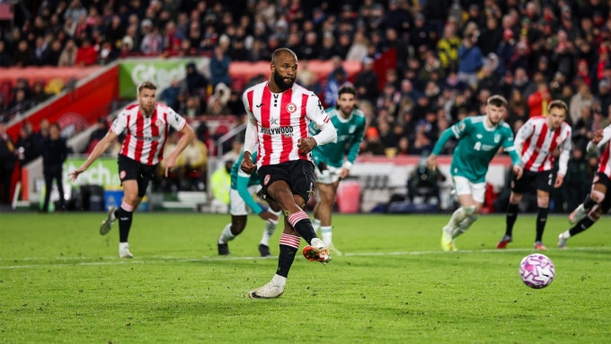Thiago sút phạt đền thành bàn, nâng tỷ số lên 3-1 cho Brentford, trên sân Gtech Community, London, Anh hôm 25/10. Ảnh: Reuters