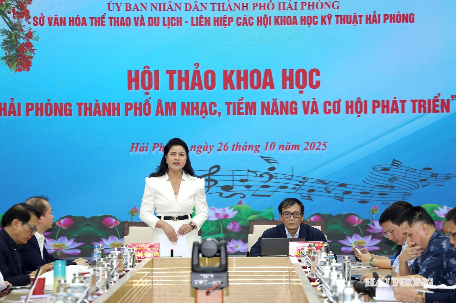ສະຫາຍ ເຈີ່ນທິຮ່ວາງມາຍ, ຫົວໜ້າພະແນກວັດທະນະທຳ, ກິລາ ແລະ ທ່ອງທ່ຽວ ໄດ້ກ່າວຄຳປາໄສທີ່ກອງປະຊຸມສຳມະນາຜັນຂະຫຍາຍໂຄງການ ຮ່າໂນ້ຍ - ນະຄອນດົນຕີ.