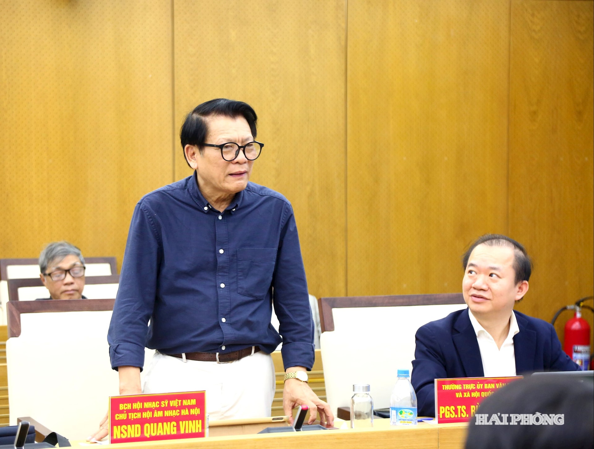 ນັກສິລະປິນປະຊາຊົນ ກວາງວີງ - ຄະນະບໍລິຫານງານສະມາຄົມນັກດົນຕີຫວຽດນາມ, ປະທານສະມາຄົມນັກດົນຕີຮ່າໂນ້ຍ ກ່າວຄໍາເຫັນທີ່ພິທີ