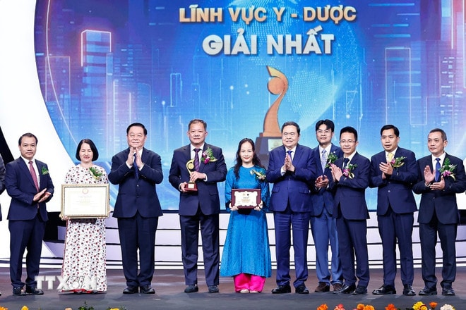 ttxvn-chu-tich-quoc-hoi-du-le-trao-giai-nhan-tai-dat-viet-nam-2025-8368058.jpg