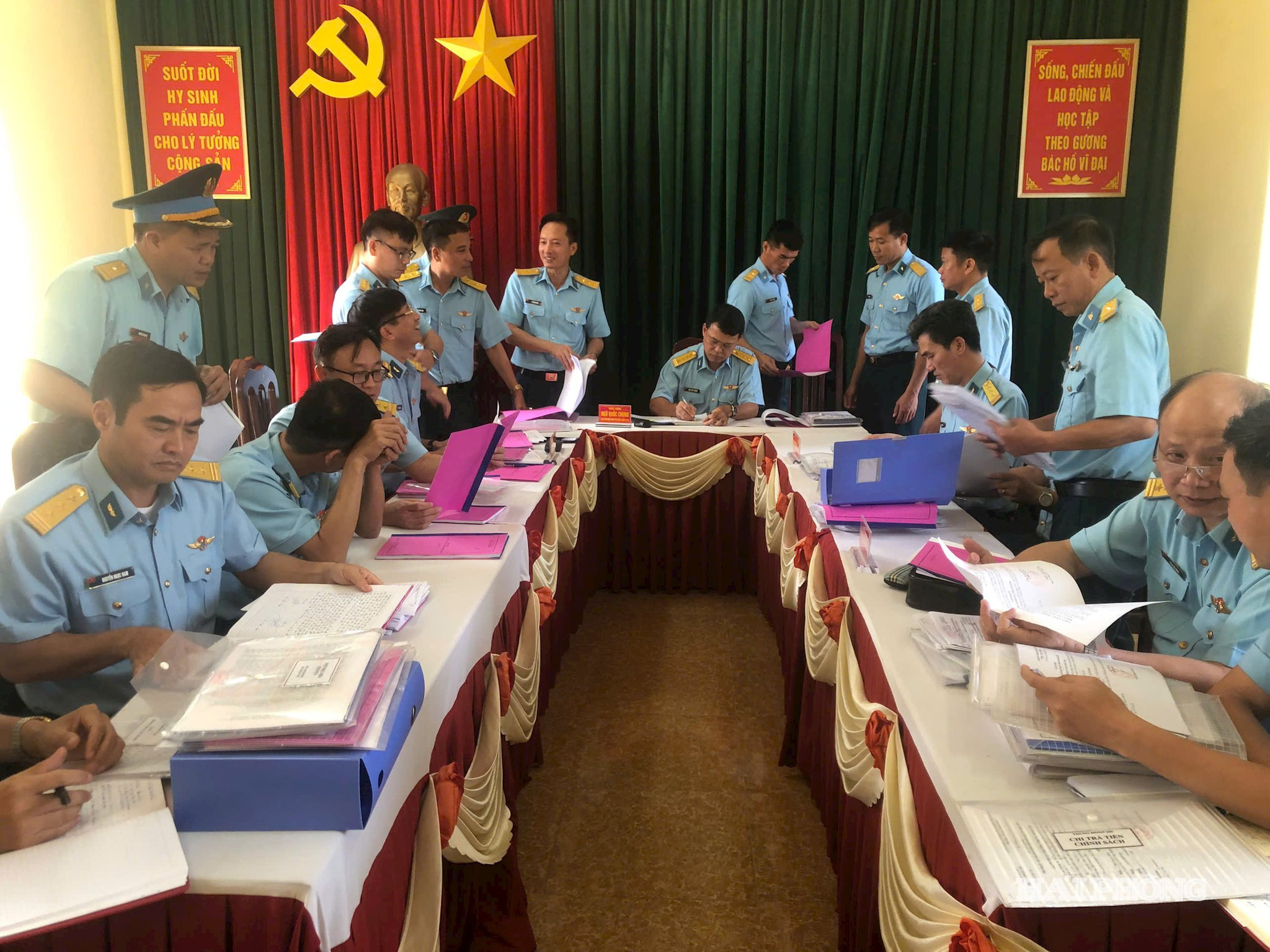Đoàn kiểm tra sổ sách công tác Đảng, công tác chính trị khối cơ quan Trung đoàn 285