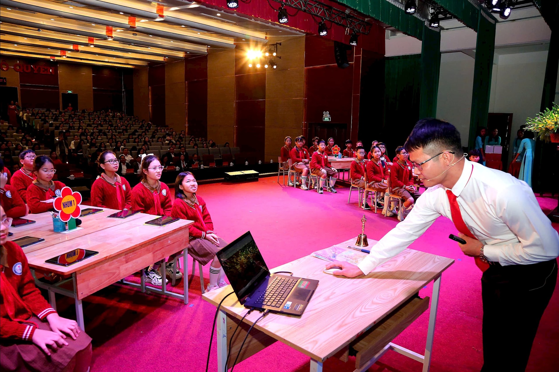 Các học sinh trên địa bàn thành phố được học, tìm kiếm thông tin trong phòng học thông minh, kết nối giúp học sinh đạt được những kết quả tốt trong học tập. Ảnh: Đỗ Hiền.