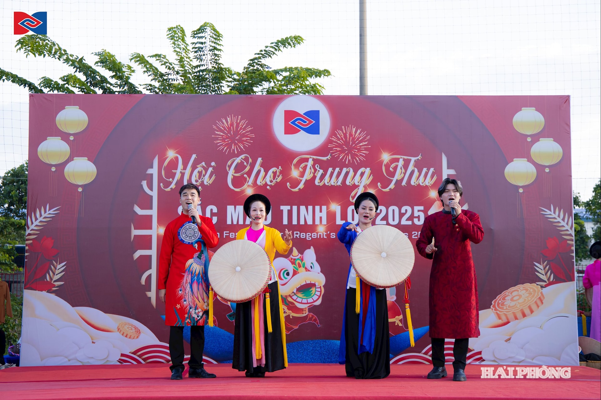 Nghệ sĩ, diễn viên Nhà hát Sân khấu Truyền thống biểu diễn phục vụ công nhân Công ty May Tinh Lợi