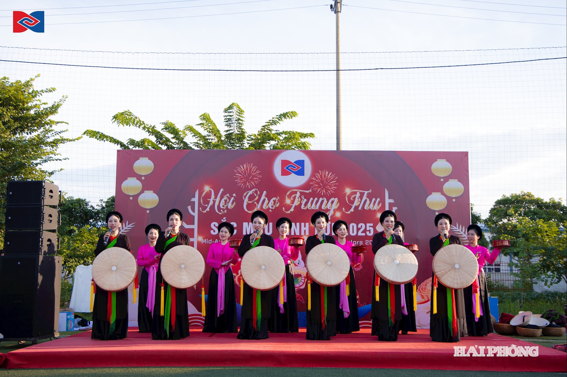 Nghệ sĩ, diễn viên Nhà hát Sân khấu Truyền thống biểu diễn phục vụ công nhân Công ty May Tinh Lợi 1