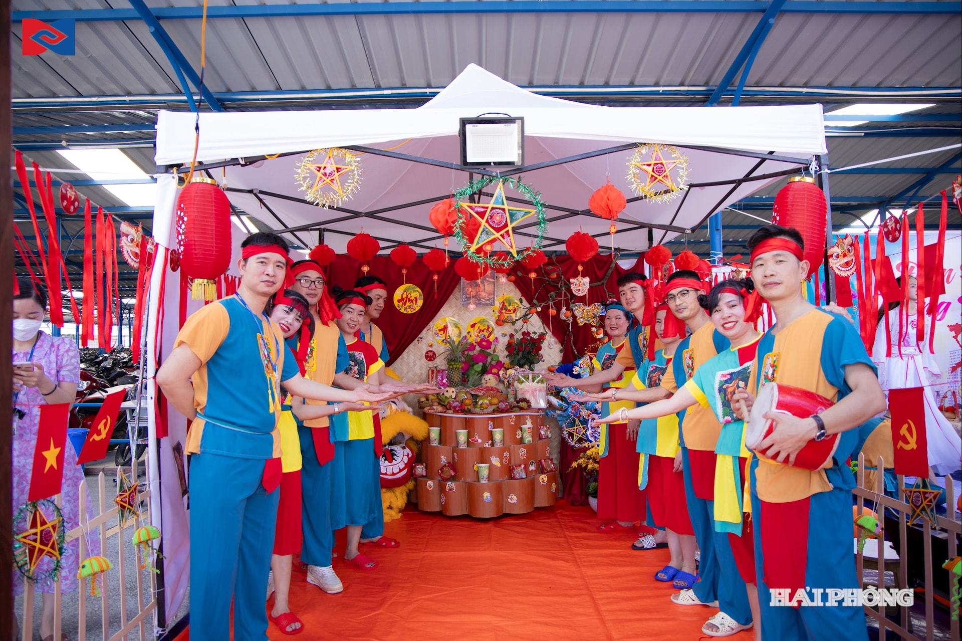 Nghệ sĩ, diễn viên Nhà hát Sân khấu Truyền thống biểu diễn phục vụ công nhân Công ty May Tinh Lợi 2