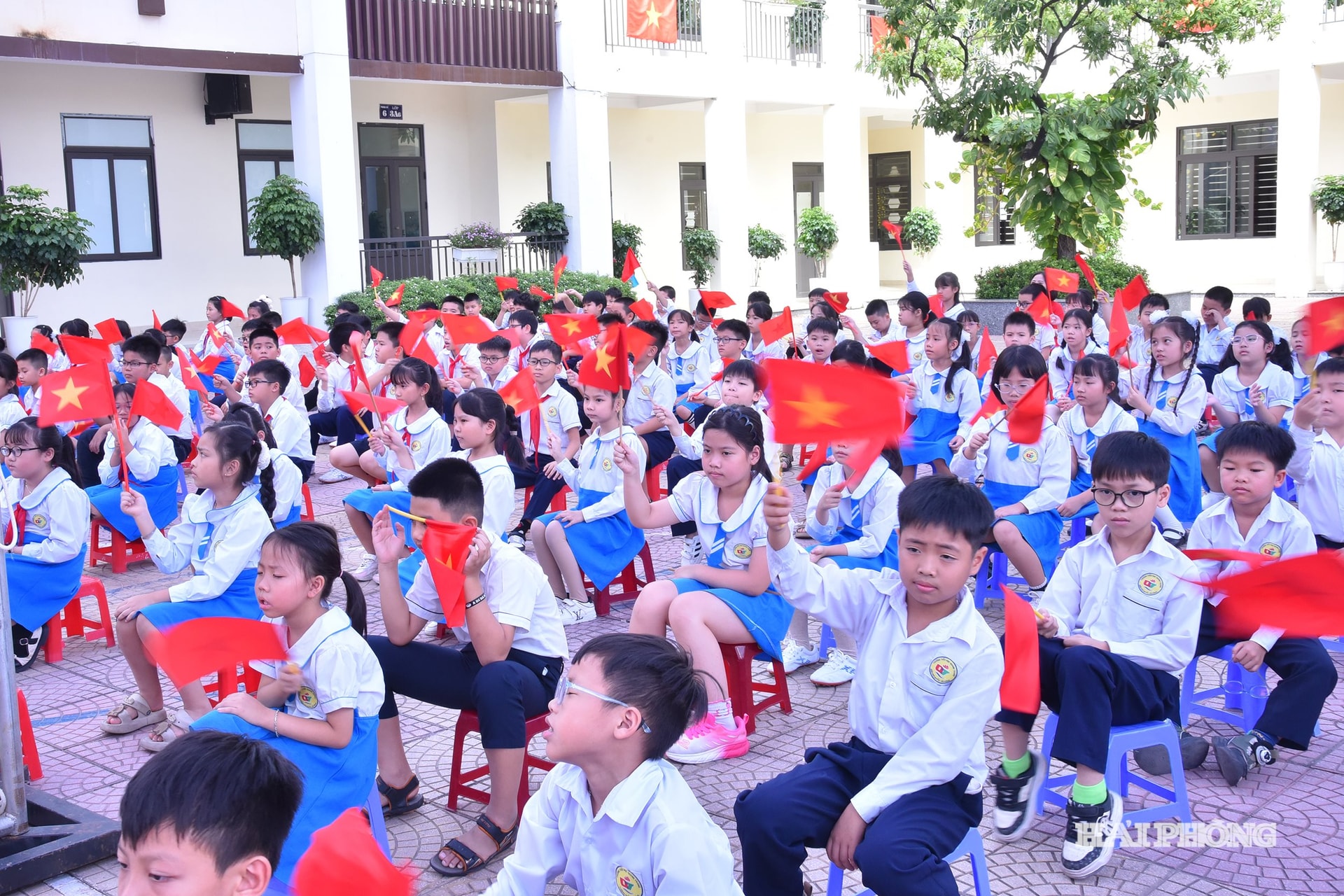 Học sinh Trường tiểu học Quang Trung dự lễ phát động.