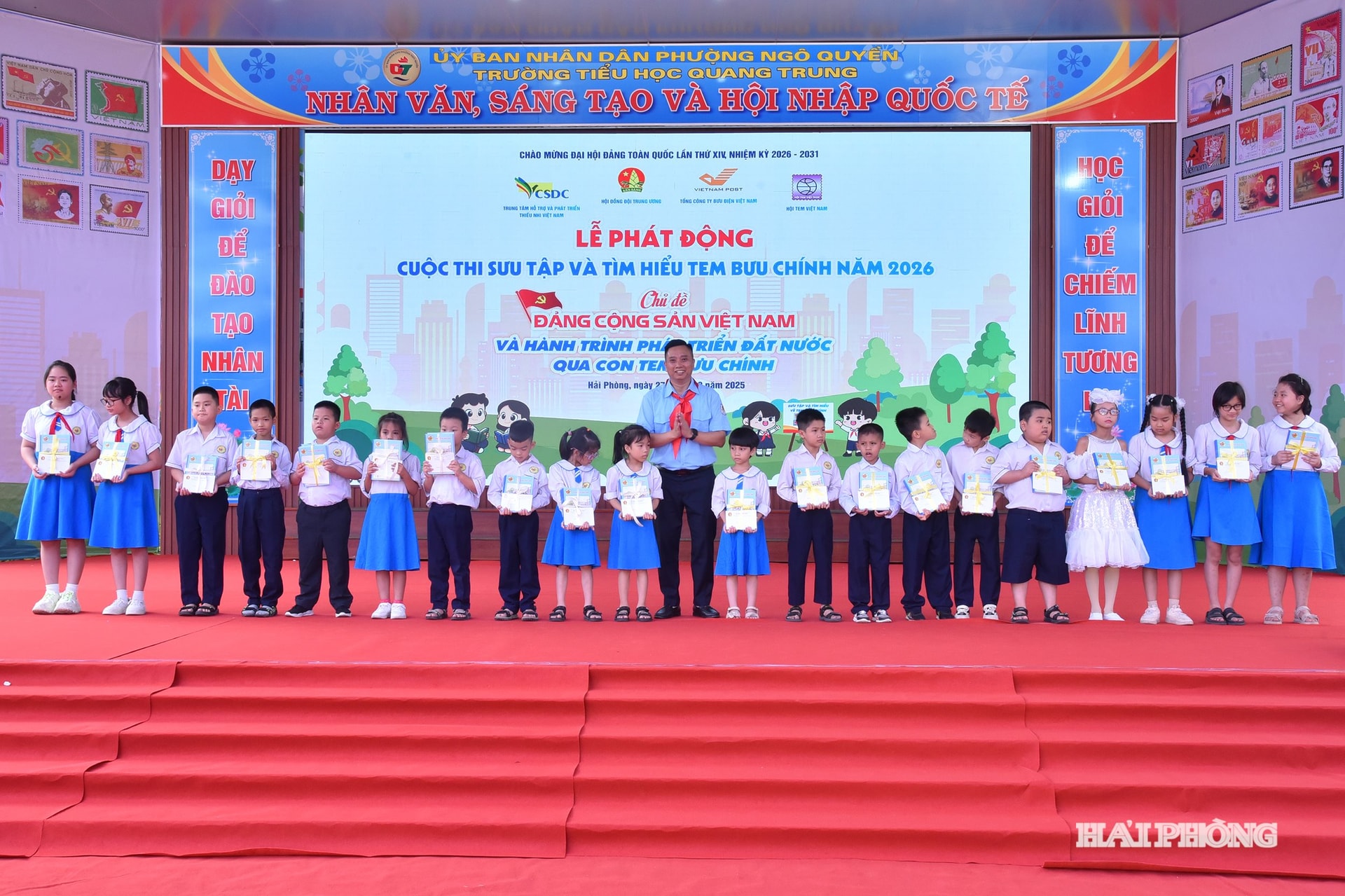 Lãnh đạo Hội đồng Đội Trung ương trao quà tặng các em học sinh.