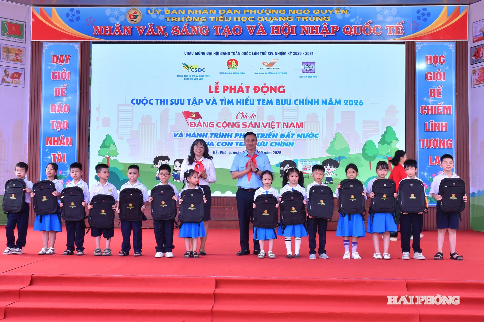 Lãnh đạo Hội đồng Đội Trung ương; Tổng Công ty Bưu điện Việt Nam trao quà tặng các em học sinh.