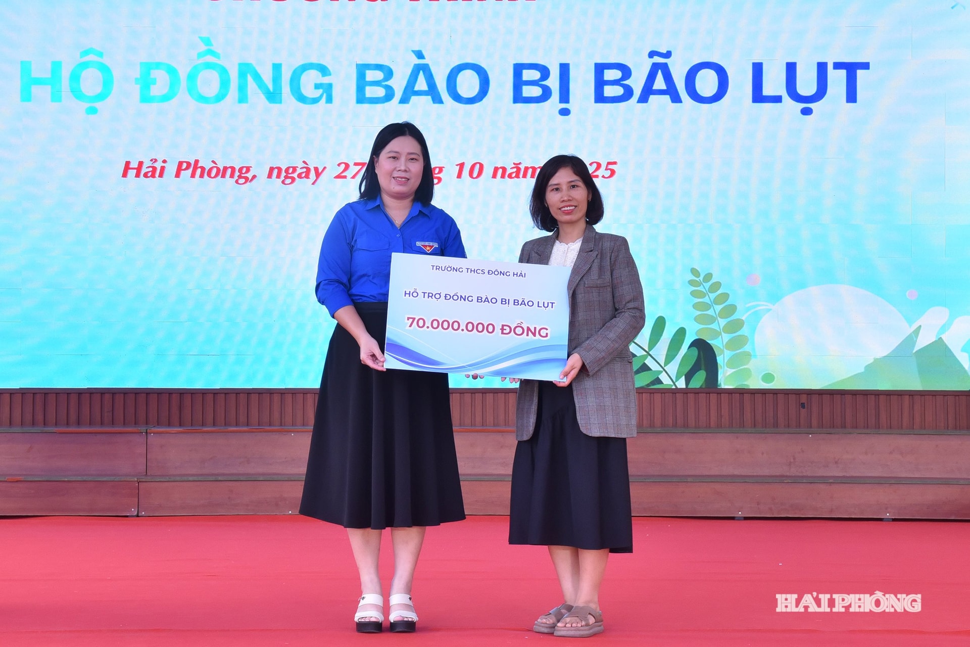 Đại diện các đơn vị ủng hộ đồng bào bị lũ lụt.