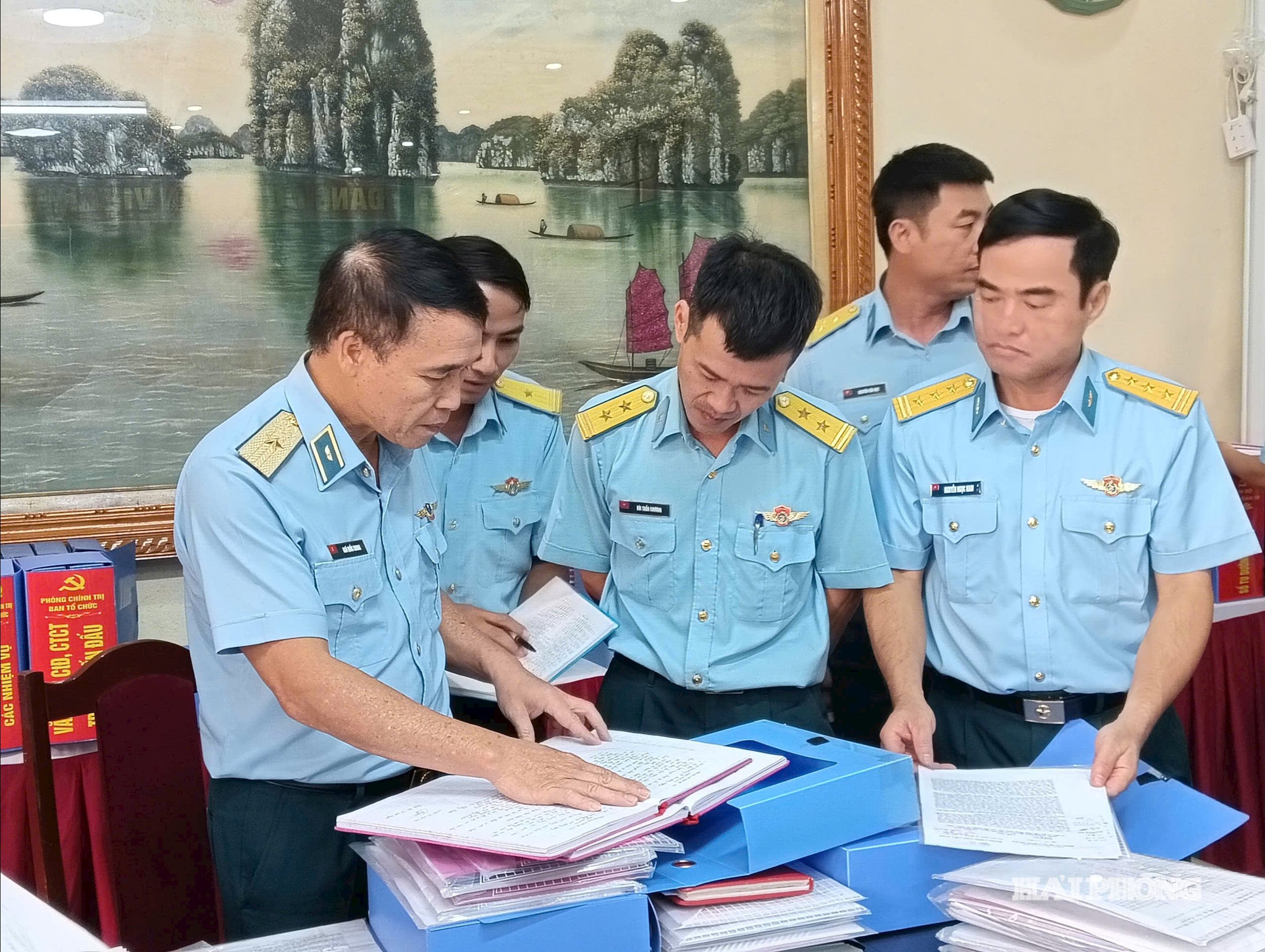 Thiếu tướng Ngô Quốc Chung, Phó Chủ nhiệm Chính trị Quân chủng PK-KQ kiểm tra sổ sách CTĐ, CTCT khối cơ quan Sư đoàn 363