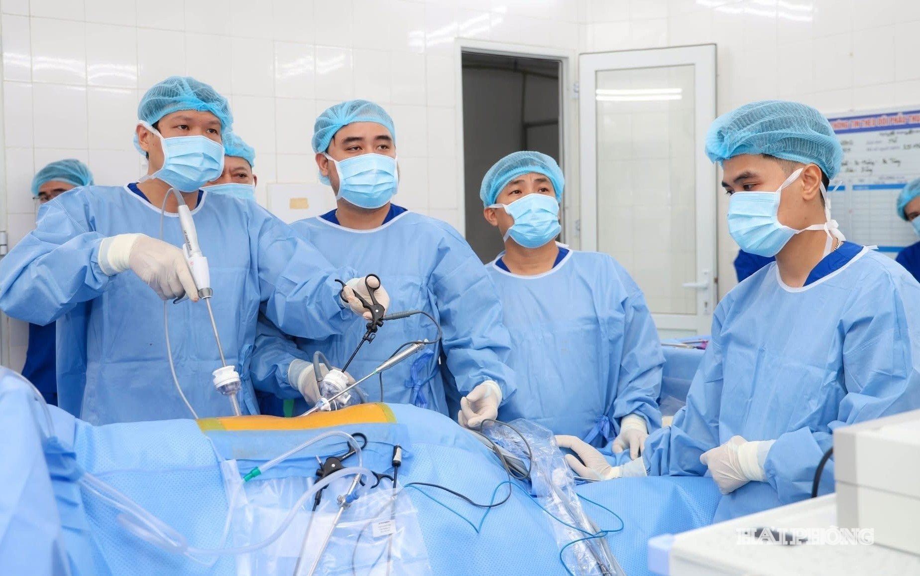 Läkare på Viet Tiep-sjukhuset utför en njurtransplantation på en patient