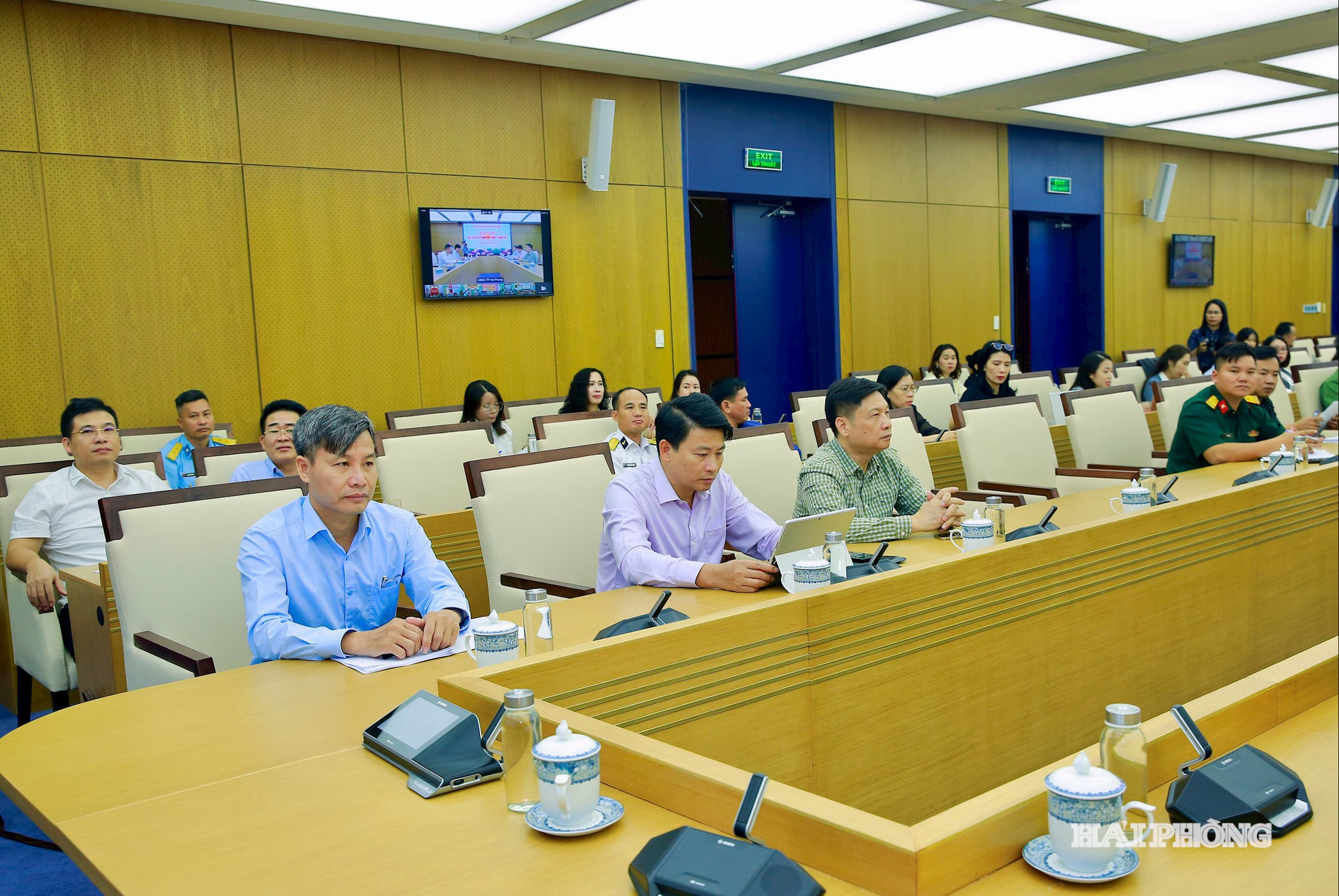 Các đại biểu dự hội nghị báo cáo viên tháng 10