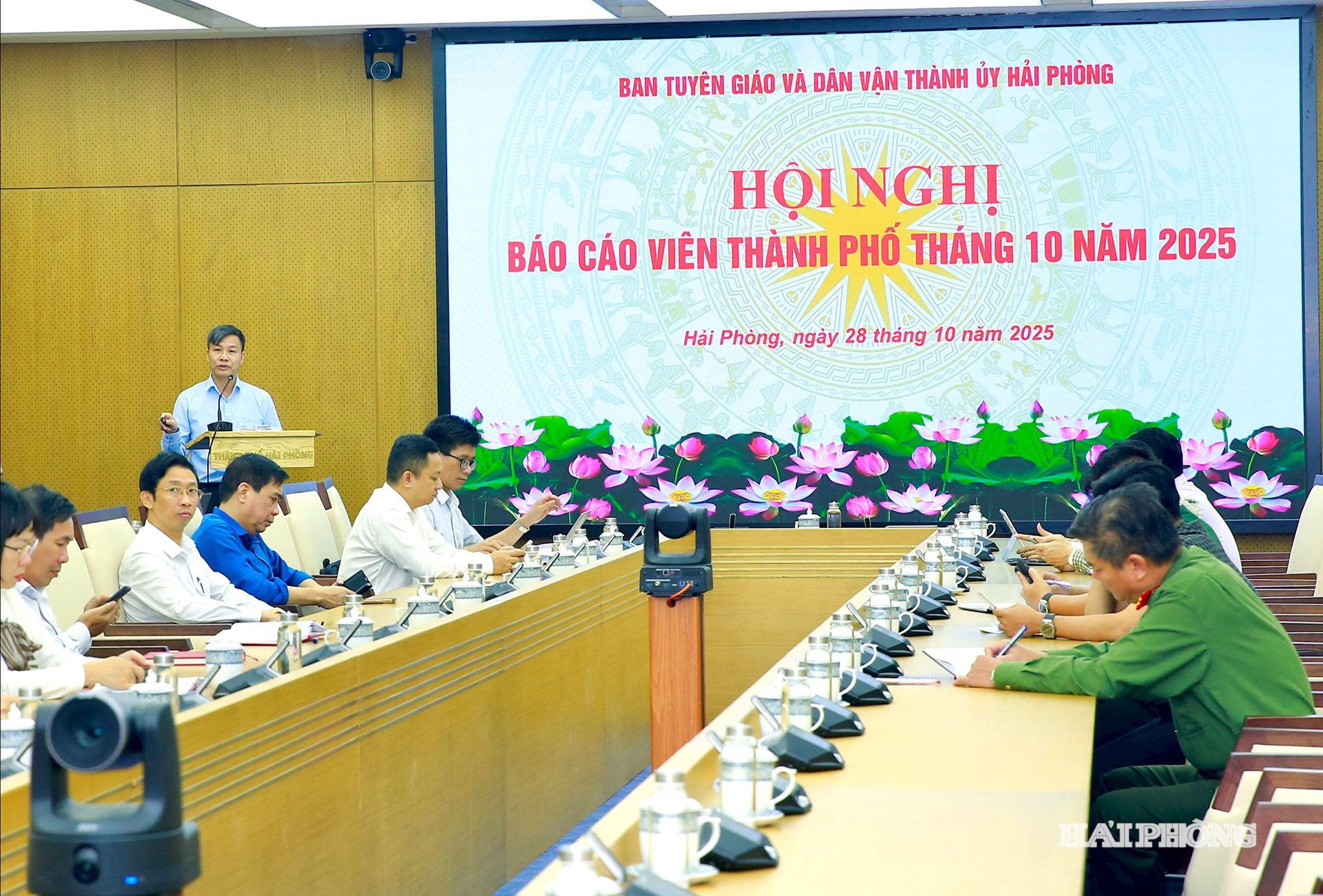 Đồng chí Nguyễn Văn Hiểu, Phó trưởng Ban Tuyên giáo và Dân vận Thành uỷ truyền đạt một số nội dung tuyên truyền trong tháng 11.