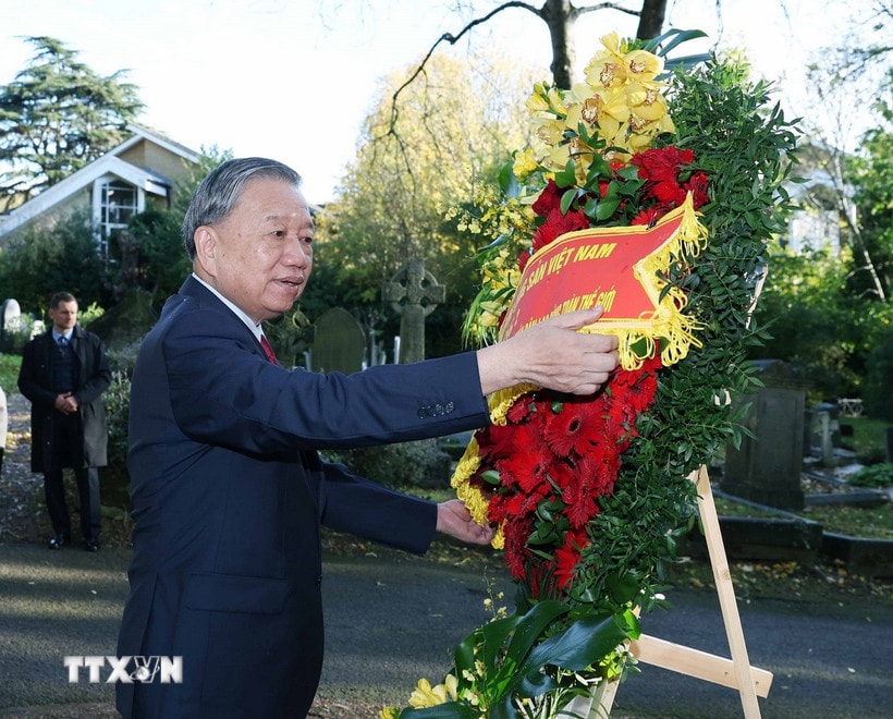 Tổng Bí thư Tô Lâm đặt vòng hoa viếng tại mộ Karl Marx - Lãnh tụ của giai cấp vô sản. (Ảnh: Thống Nhất/TTXVN)