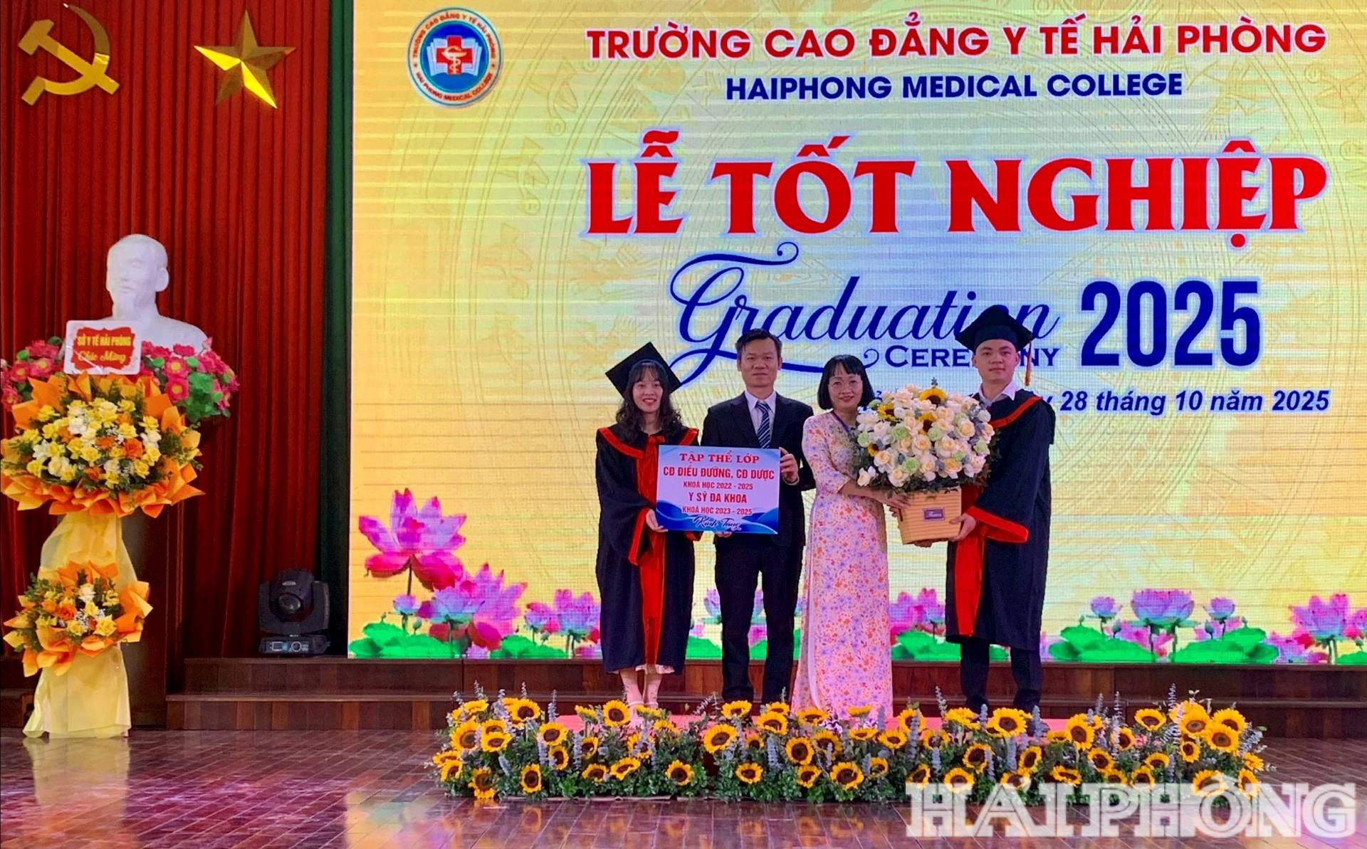 Đại diện sinh viên vừa tốt nghiệp tặng quà kỷ niệm dành cho nhà trường