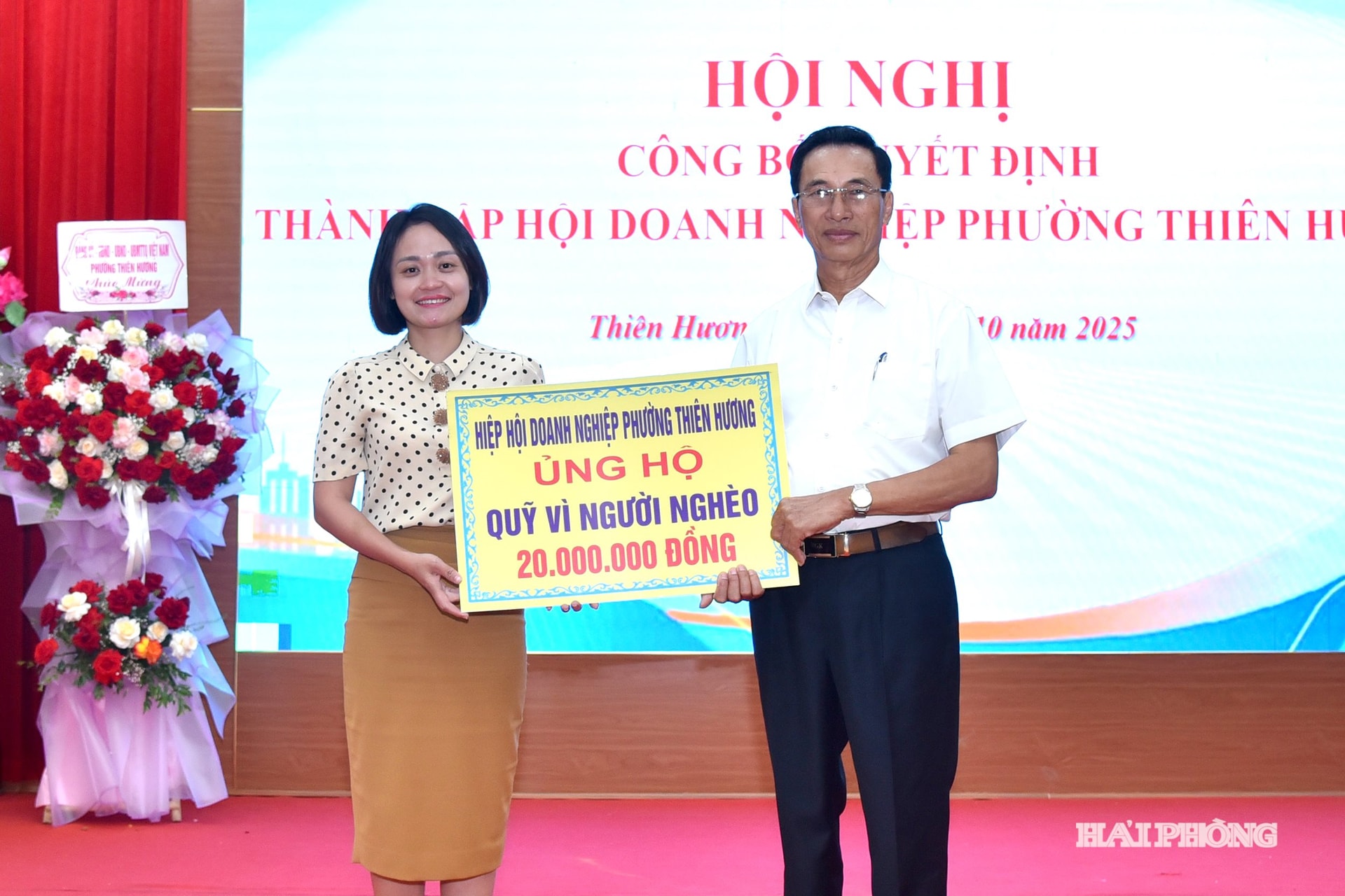 Hội Doanh nghiệp phường Thiên Hương ủng hộ Quỹ vì người nghèo.