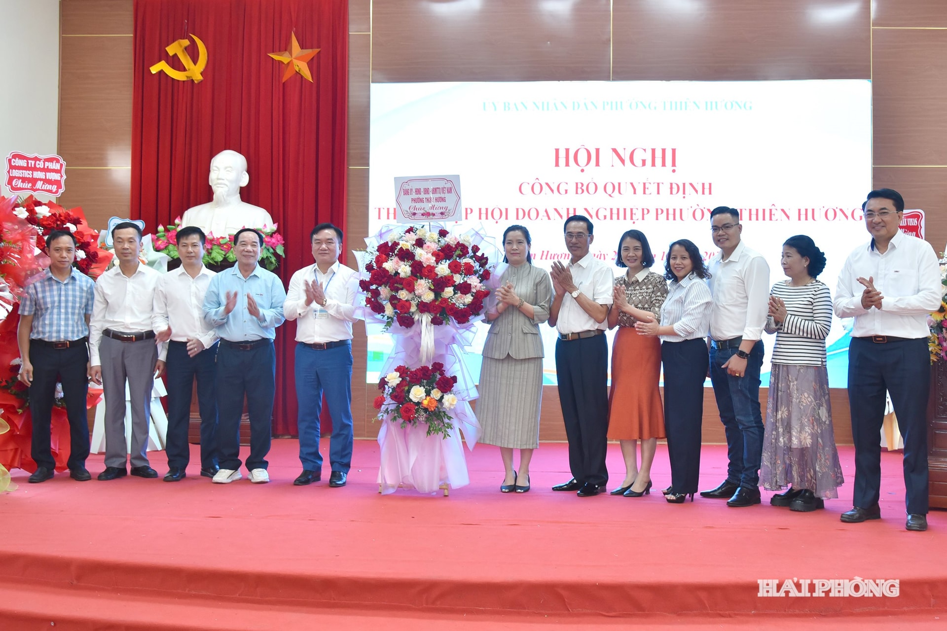 Lãnh đạo phường Thiên Hương chúc mừng Hội Doanh nghiệp trên địa bàn.