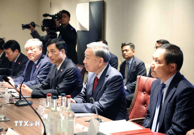 Tổng Bí thư Tô Lâm dự tọa đàm với các chuyên gia công nghệ của Anh và thế giới về AI và Chip bán dẫn. (Ảnh: Thống Nhất/TTXVN) ttxvn-tong-bi-thu-to-lam-du-toa-dam-voi-cac-chuyen-gia-cong-nghe-cua-anh-va-the-gioi-ve-ai-va-chip-ban-dan-2810-2.jpg