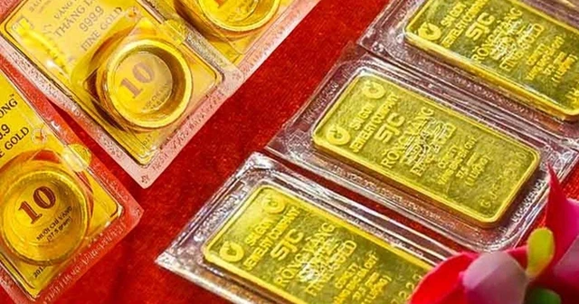 Đầu giờ sáng 14/4, giá vàng SJC tại hệ thống SJC, Phú Quý bật tăng 1,5 triệu đồng một lượng.