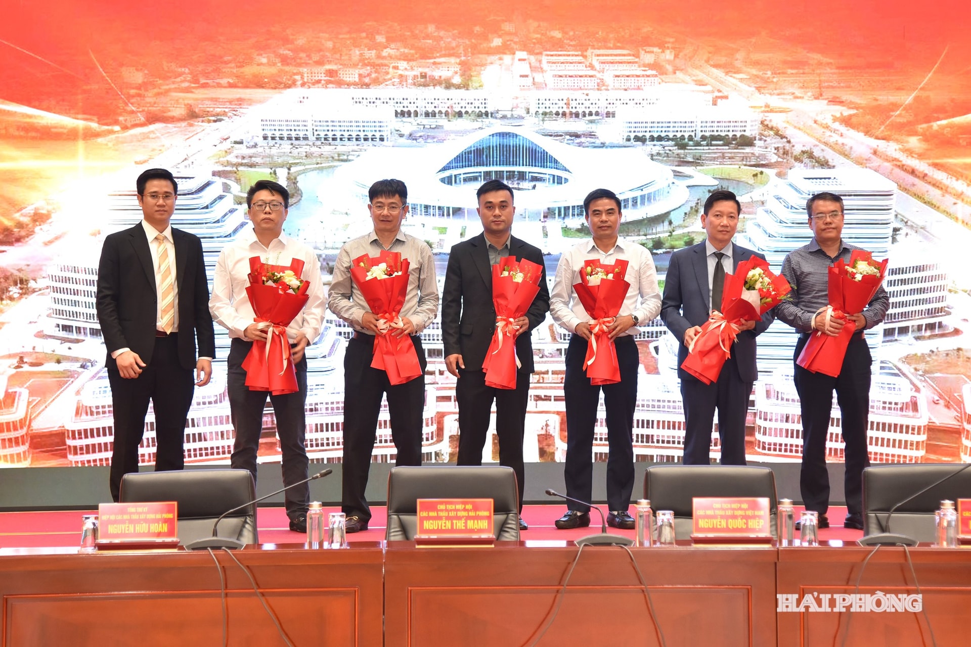 Zástupci Asociace stavebních dodavatelů v Hai Phongu vyjádřili vděčnost místním firmám.