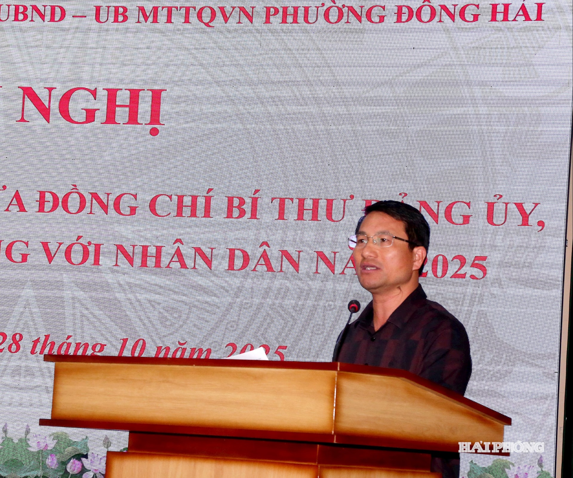 Đồng chí Đinh Minh Tâm, Phó chủ tịch UBND phường Đông Hải trình bày tóm tắt tình hình kinh tế xã hội của phường. Ảnh Đỗ Hiền