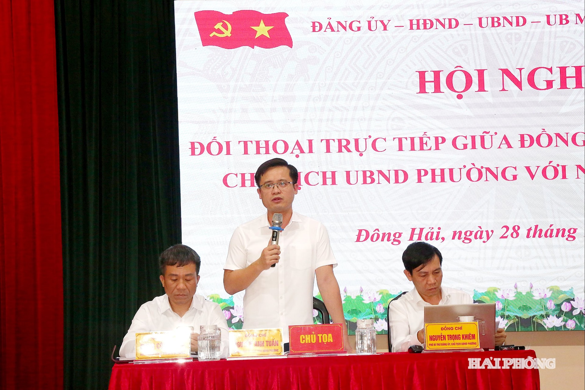 Đồng chí Nguyễn Anh Tuấn, Bí thư Đảng ủy phường Đông Hải trả lời nhân dân. Ảnh Đỗ Hiền