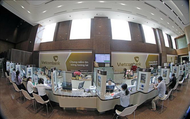 Quầy giao dịch khách hàng tại Hội sở chính Vietcombank. (Ảnh: Trần Việt/TTXVN) 3-8769.jpg