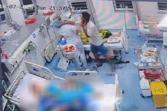 Hình ảnh người đàn ông đánh nữ điều dưỡng. (Ảnh cắt từ clip)