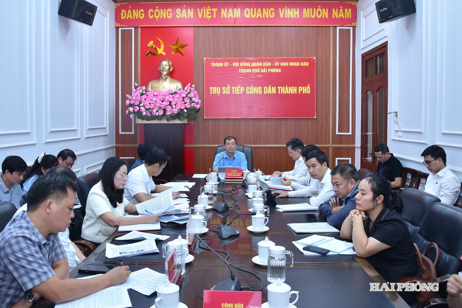 Kamerad Nguyen Minh Hung, Wakil Ketua Komite Rakyat Kota, memimpin resepsi warga rutin pada bulan Oktober 2025.
