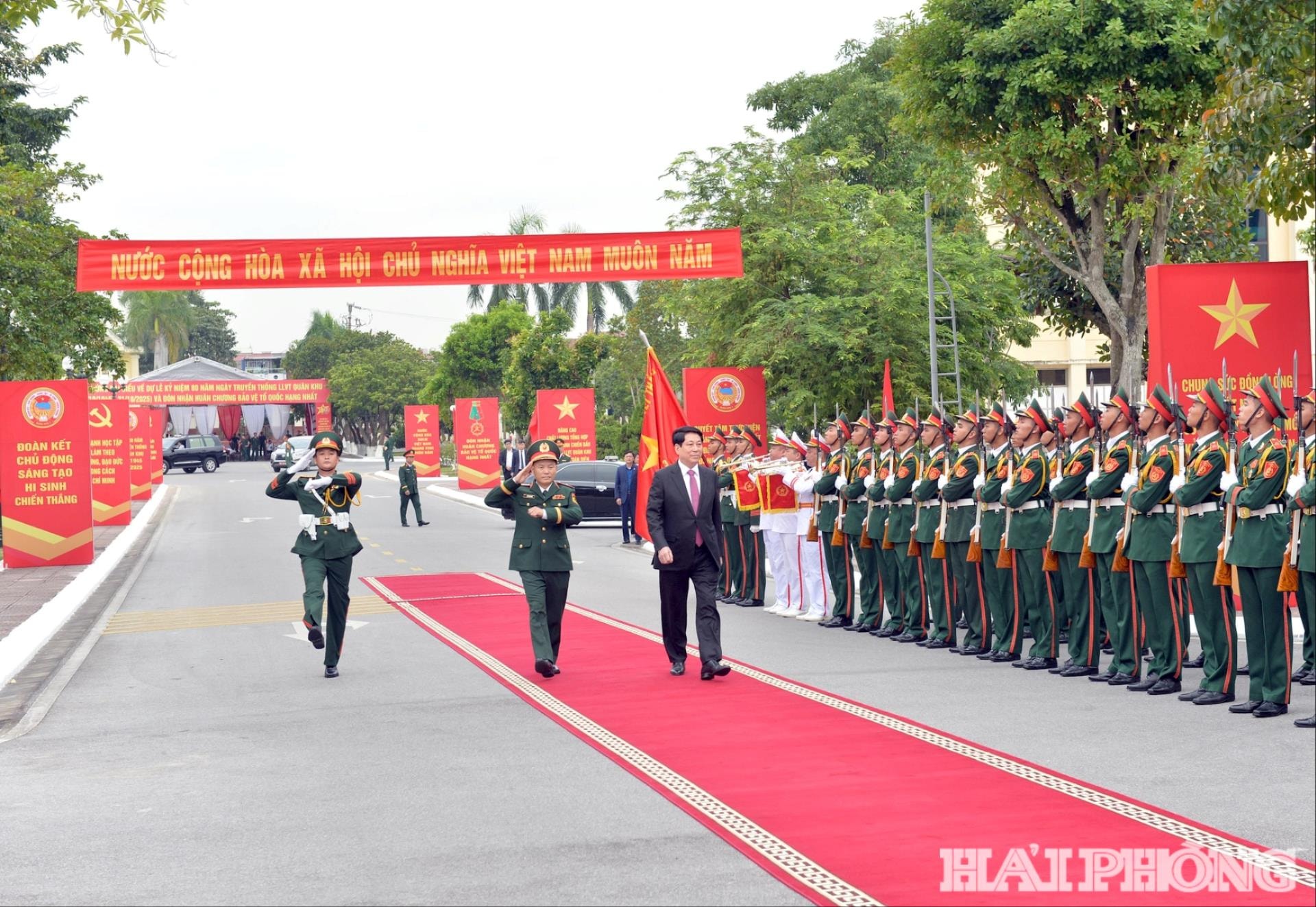 Đồng chí Lương Cường, Ủy viên Bộ Chính trị, Chủ tịch nước duyệt đội danh dự Quân khu 3 tại lễ kỷ niệm.