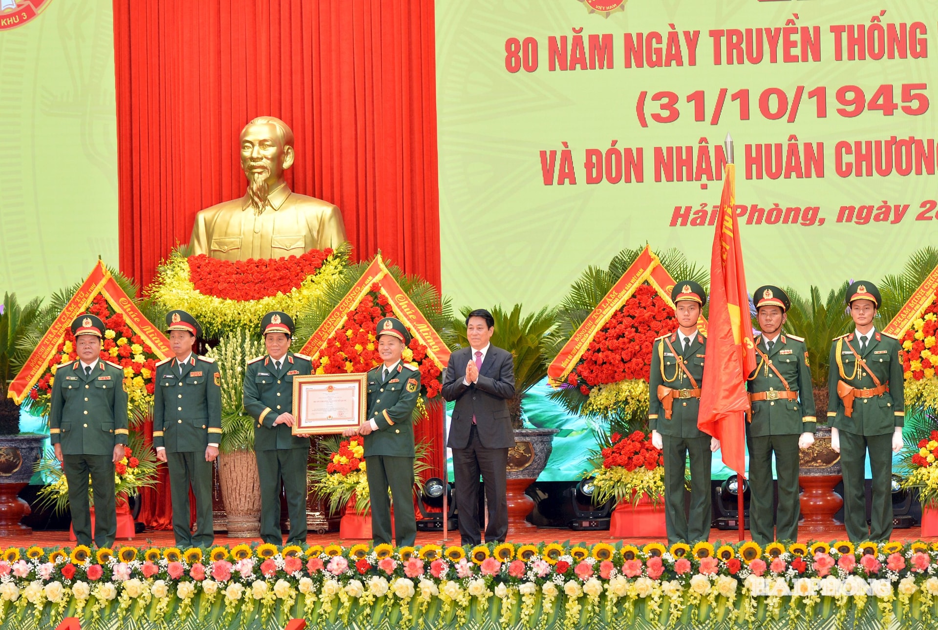 Đồng chí Lương Cường, Ủy viên Bộ Chính trị, Chủ tịch nước trao Huân chương Bảo vệ Tổ Quốc hạng nhất tặng Quân khu 3