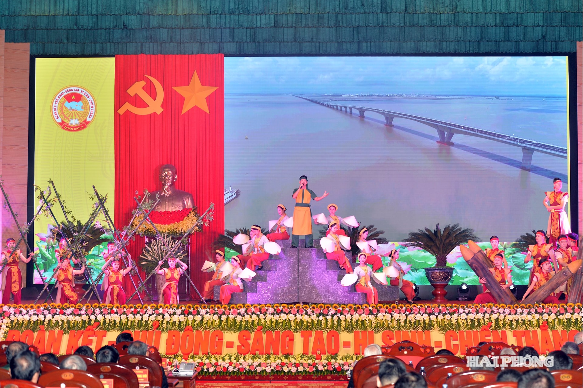 Biểu diễn văn nghệ chào mừng tại Lễ kỷ niệm.