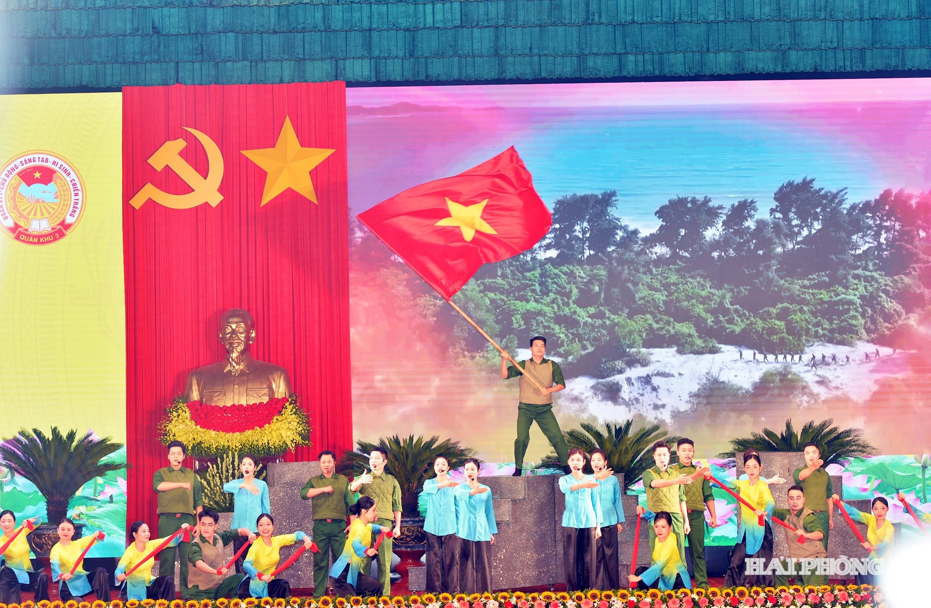 Biểu diễn văn nghệ chào mừng tại Lễ kỷ niệm.