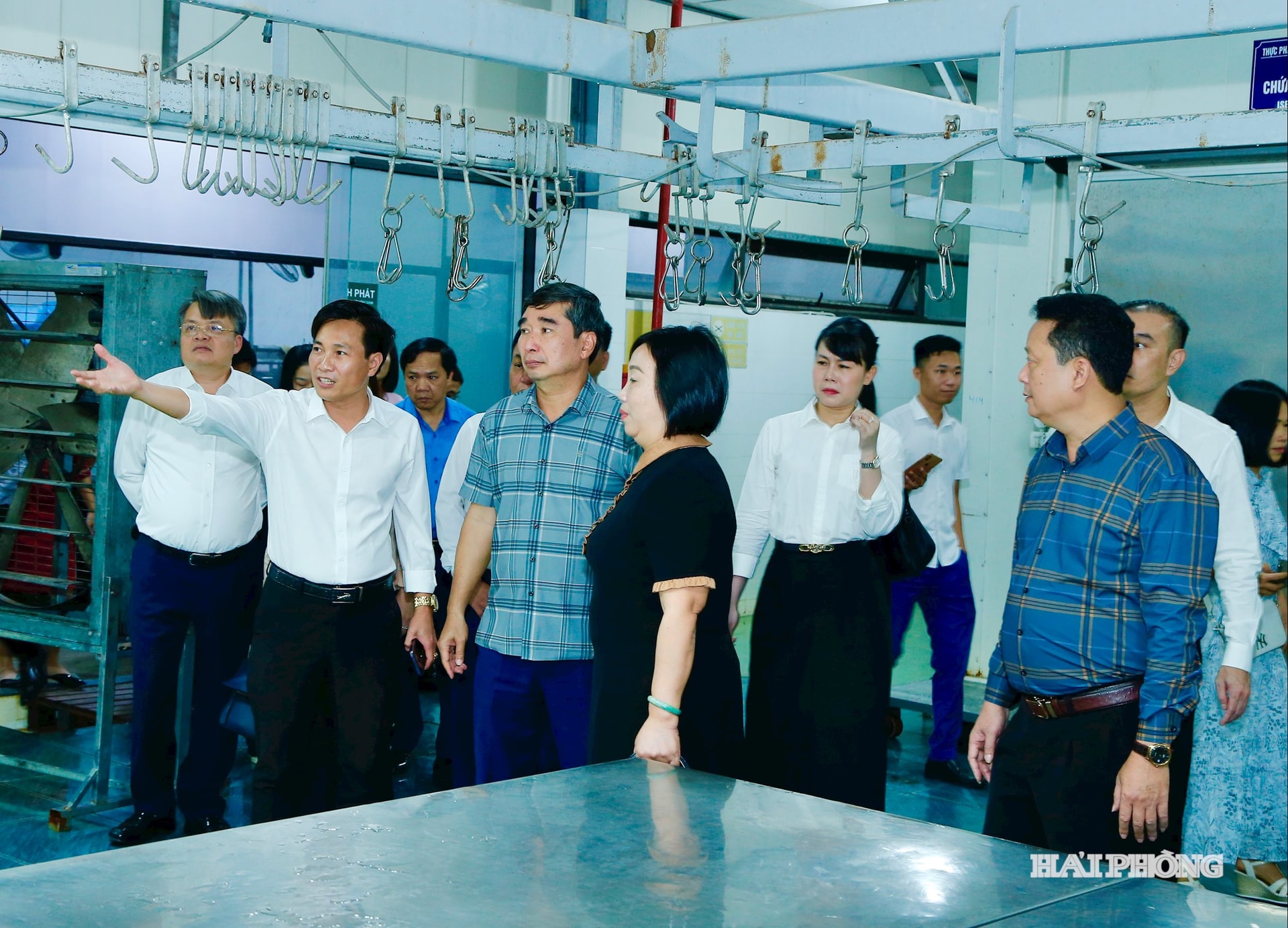 Tovarășul Bui Van Thang, membru al Comitetului Permanent al Comitetului de Partid al orașului, director al Departamentului pentru Agricultură și Mediu, a vizitat modelul de procesare a alimentelor al companiei pe acțiuni Vinh Phat Green Food Processing din cartierul Kien An.