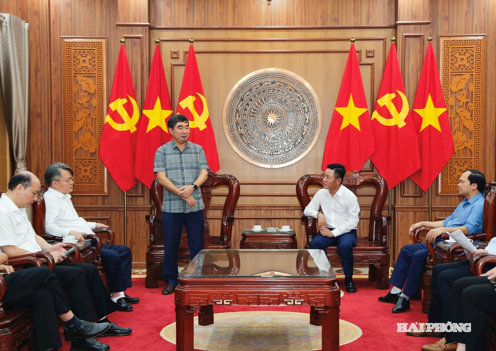 Tovarășul Bui Van Thang, membru al Comitetului Permanent al Comitetului de Partid al orașului, director al Departamentului pentru Agricultură și Mediu, a lucrat în cartierul Kien An.