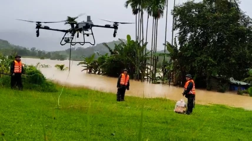 Kali pertama menggunakan dron untuk menyelamatkan mangsa banjir di Da Nang. Foto: Q.K