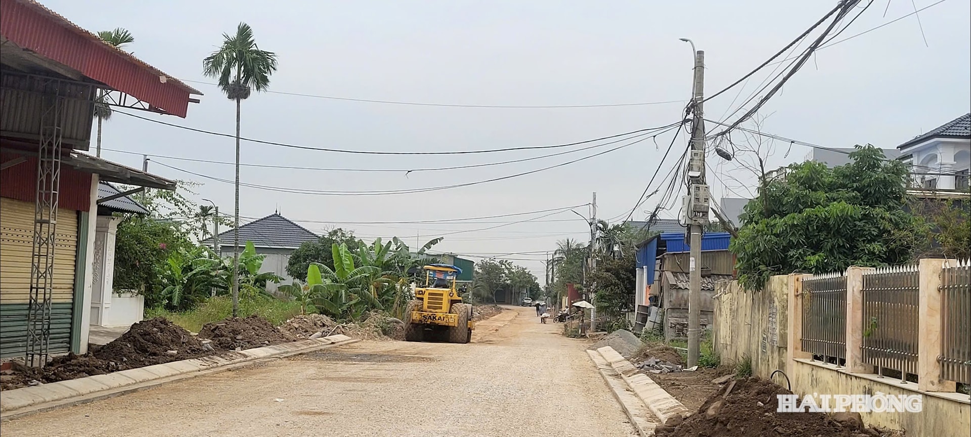 Lao Phong byväg (Kien Hai kommun) är under uppbyggnad för entreprenören.