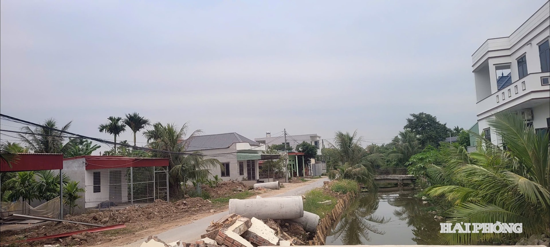 Det modellnya landsbygdsvägsområdet i byn Kinh Truc (kommunen Kien Hai) står fortfarande inför röjningsarbete.